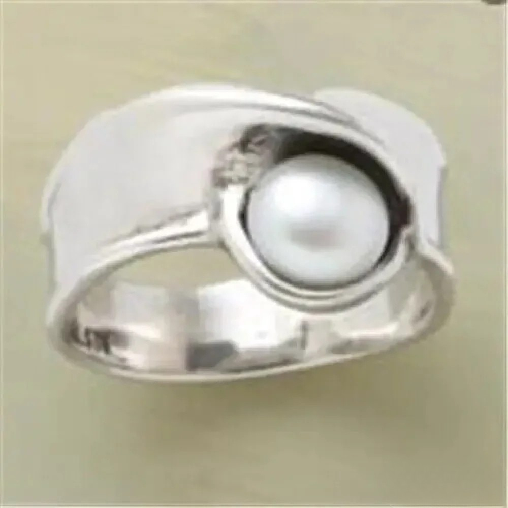 Retro ring med indlagt perle.