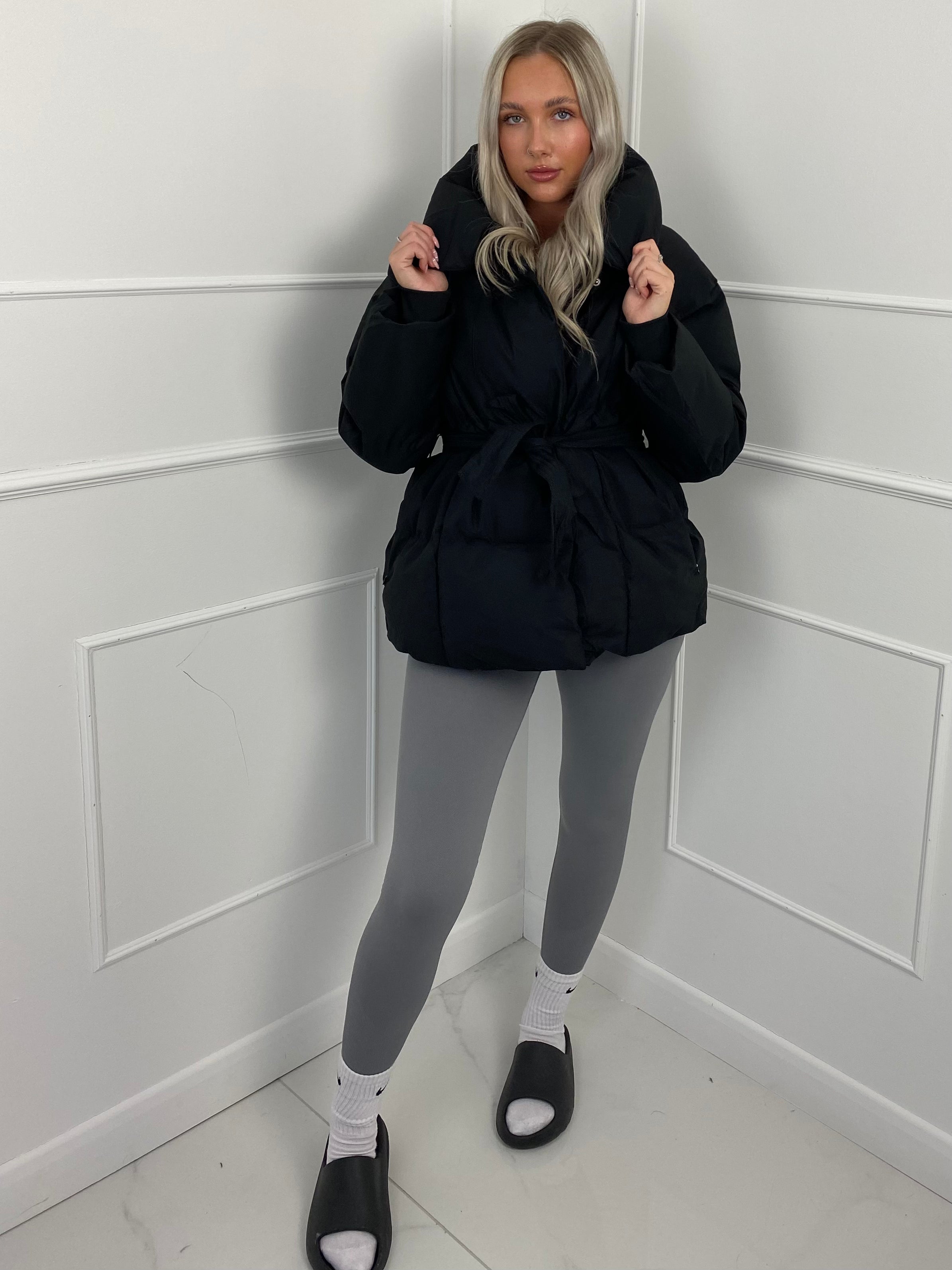 KARLY™ – KORT PUFFERJAKKE MED LOMMER I TALJEN