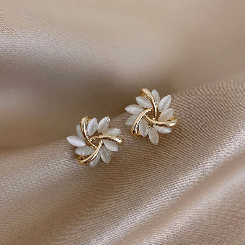 Elegante guldøreringe med eksklusive opalblomst-motiver
