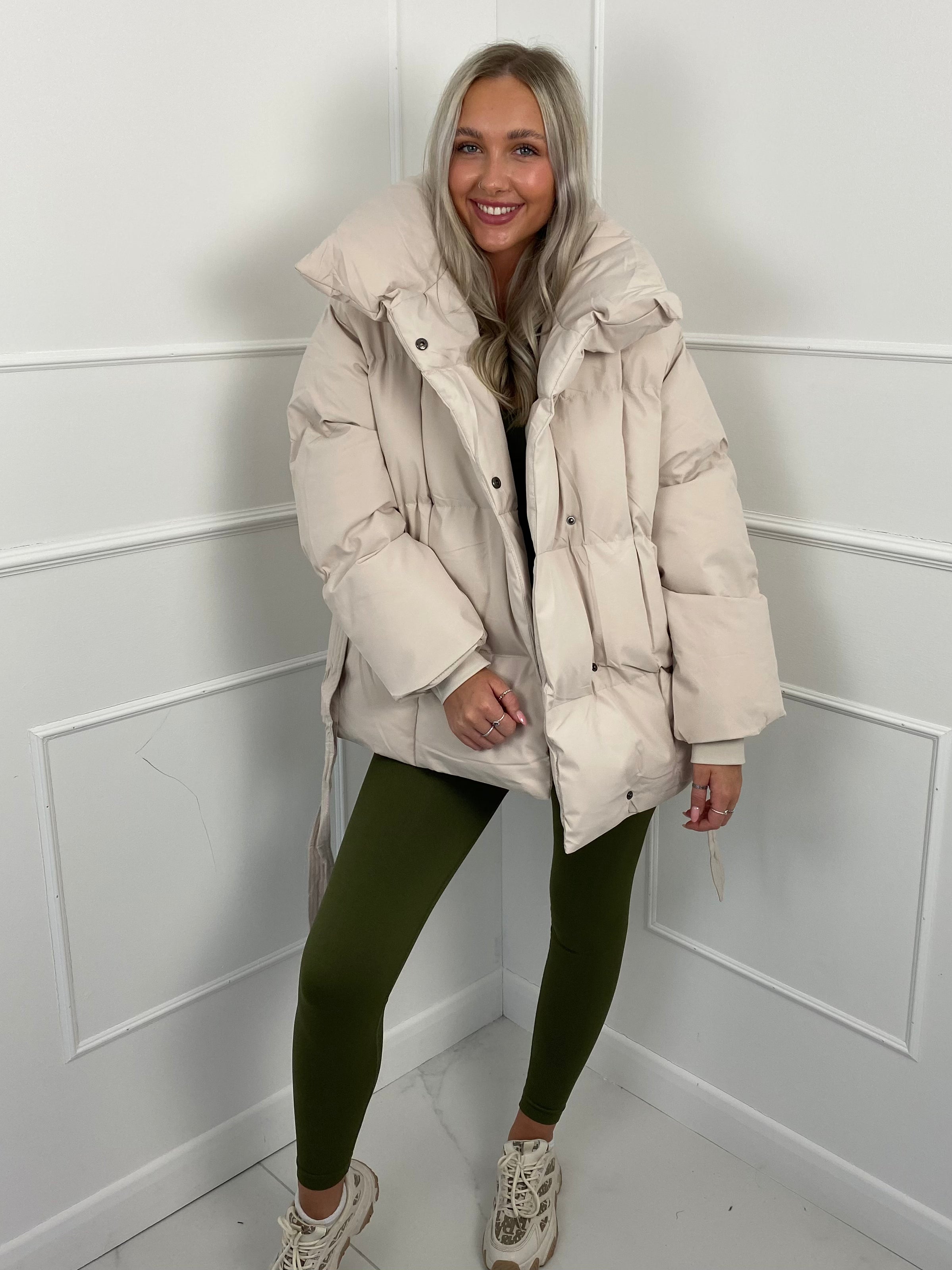 KARLY™ – KORT PUFFERJAKKE MED LOMMER I TALJEN