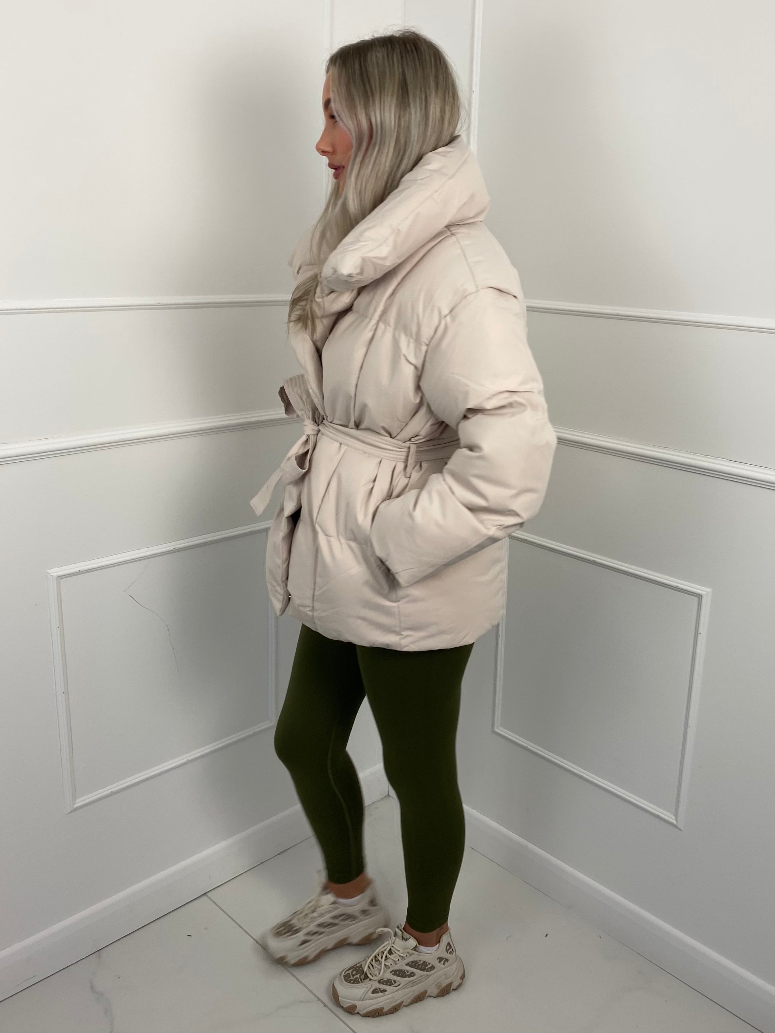 KARLY™ – KORT PUFFERJAKKE MED LOMMER I TALJEN