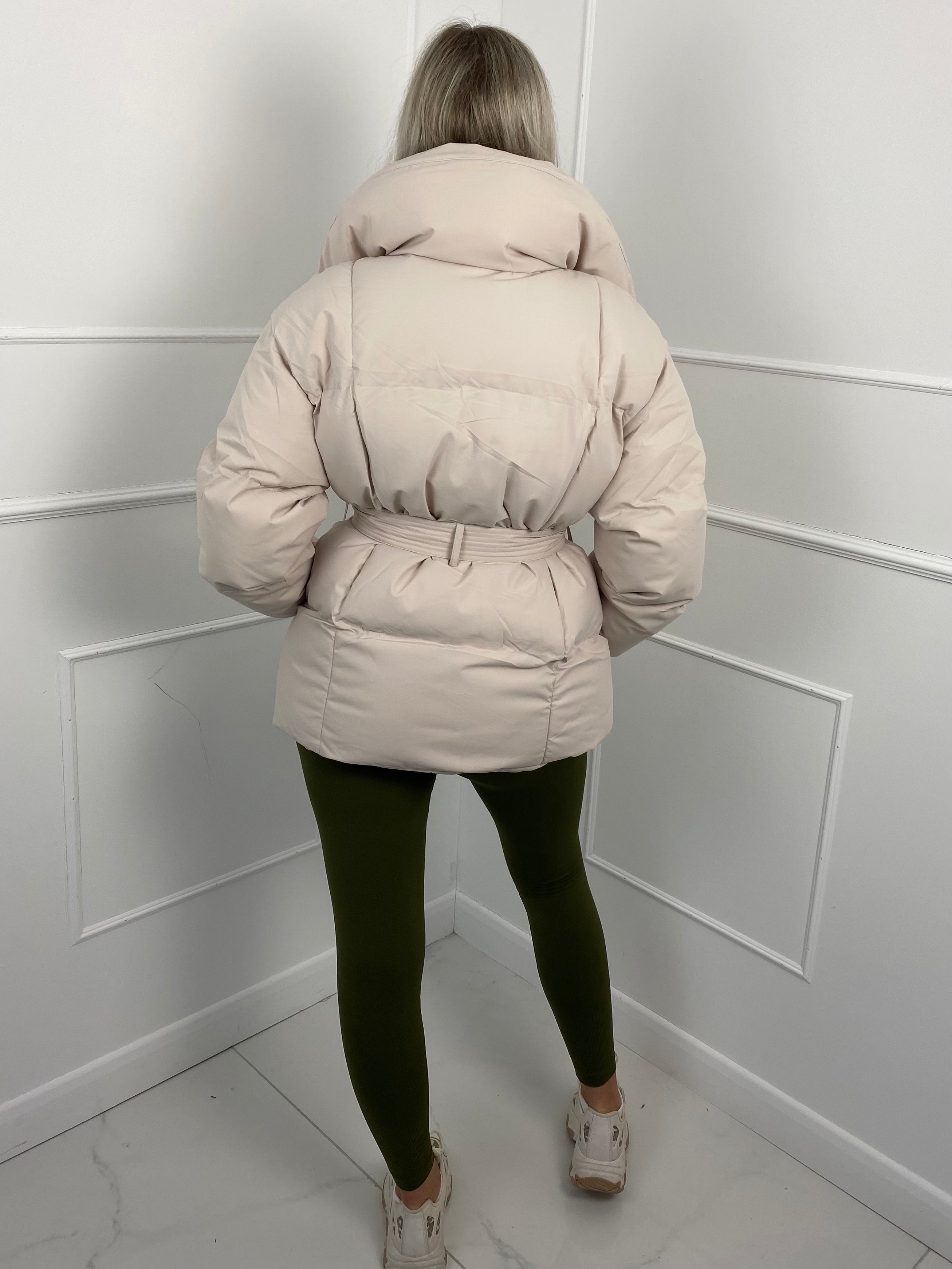 KARLY™ – KORT PUFFERJAKKE MED LOMMER I TALJEN