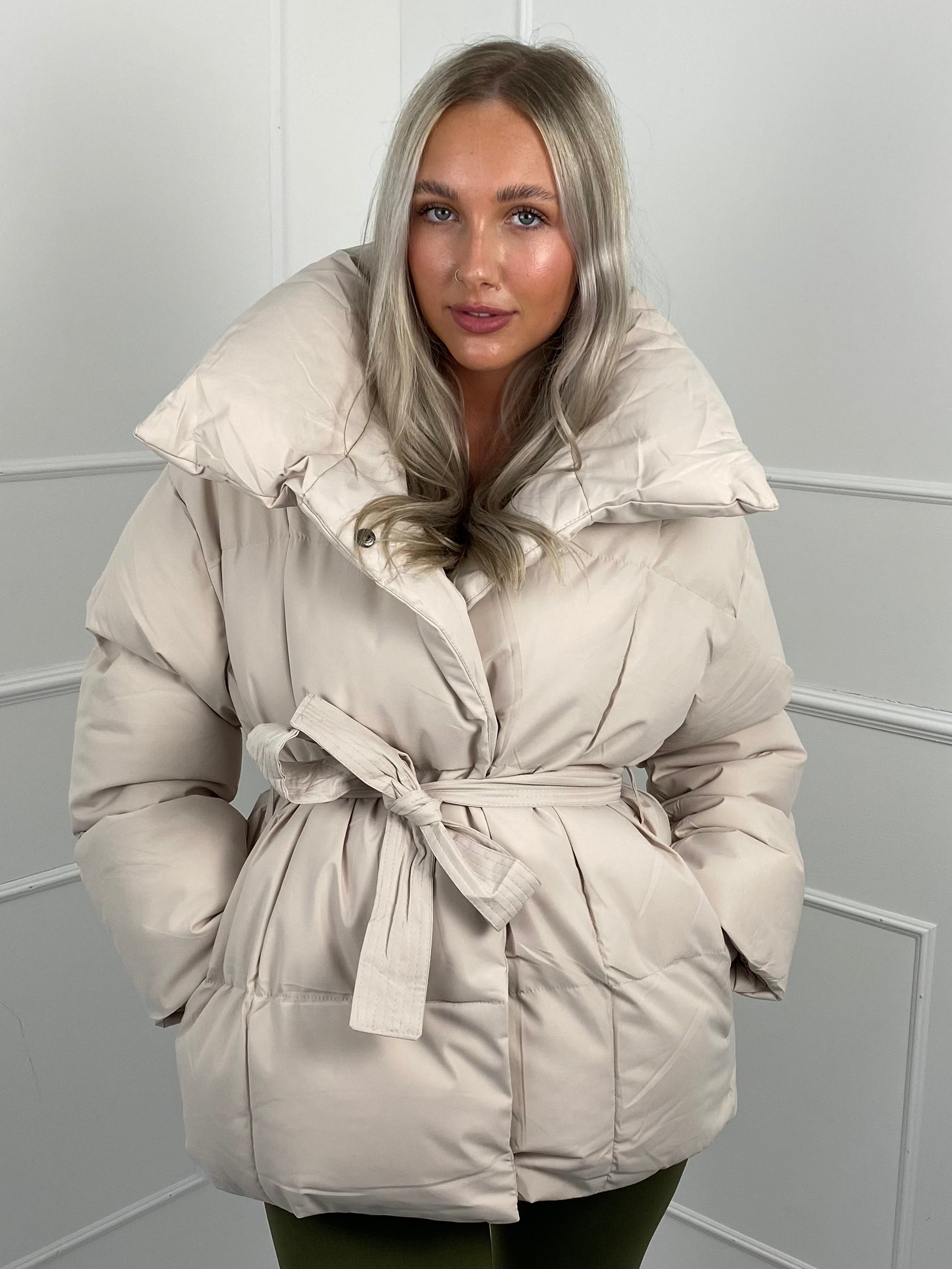 KARLY™ – KORT PUFFERJAKKE MED LOMMER I TALJEN