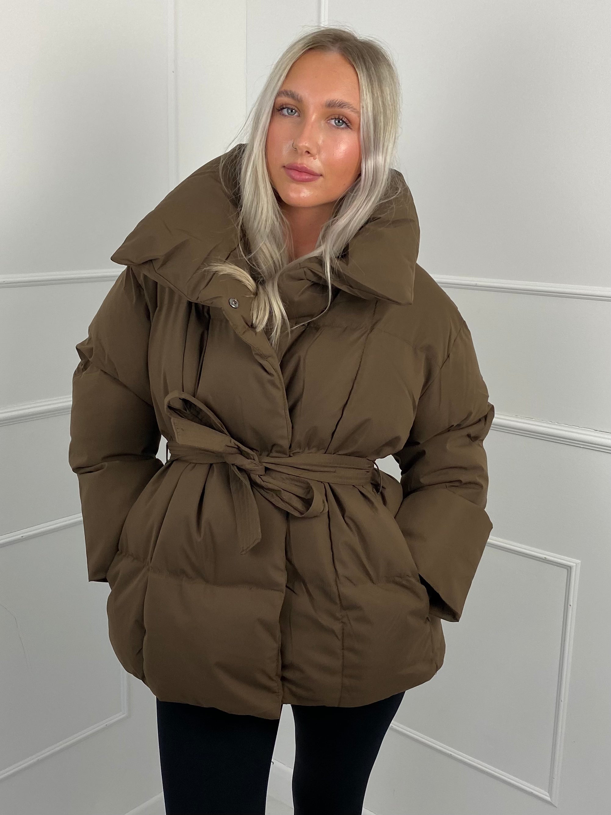 KARLY™ – KORT PUFFERJAKKE MED LOMMER I TALJEN