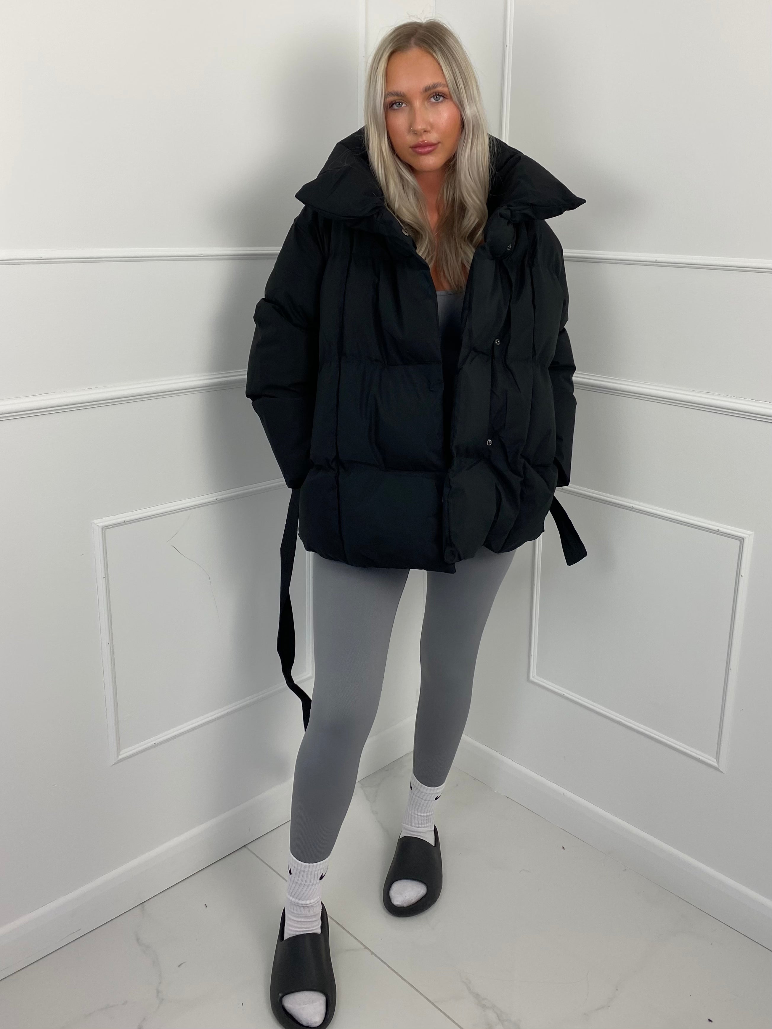 KARLY™ – KORT PUFFERJAKKE MED LOMMER I TALJEN