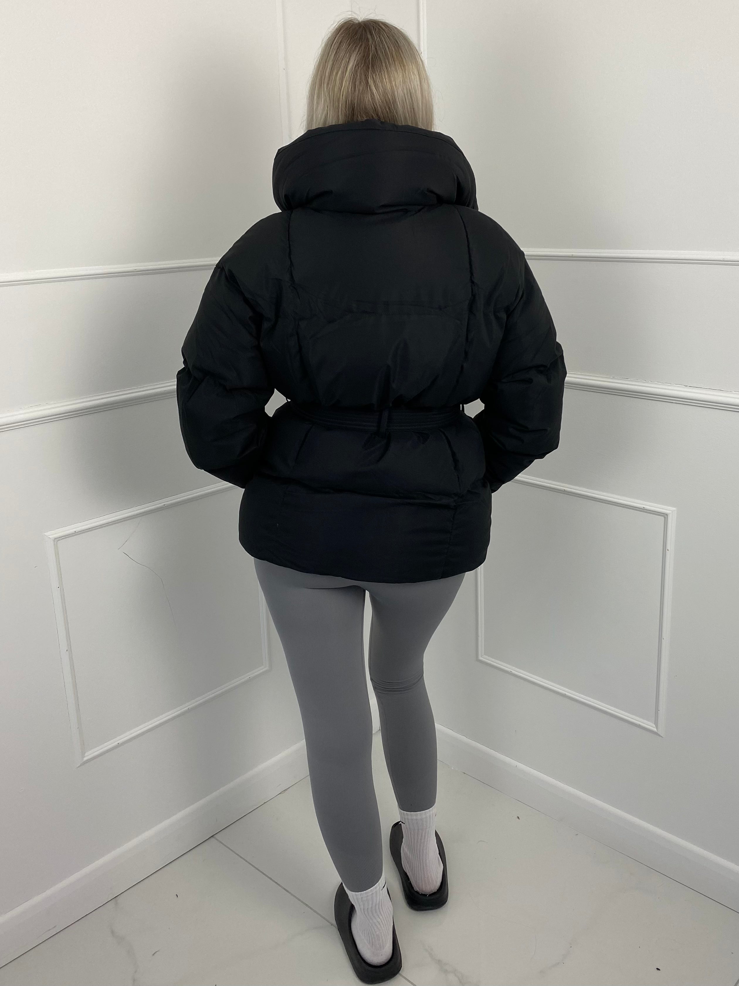 KARLY™ – KORT PUFFERJAKKE MED LOMMER I TALJEN