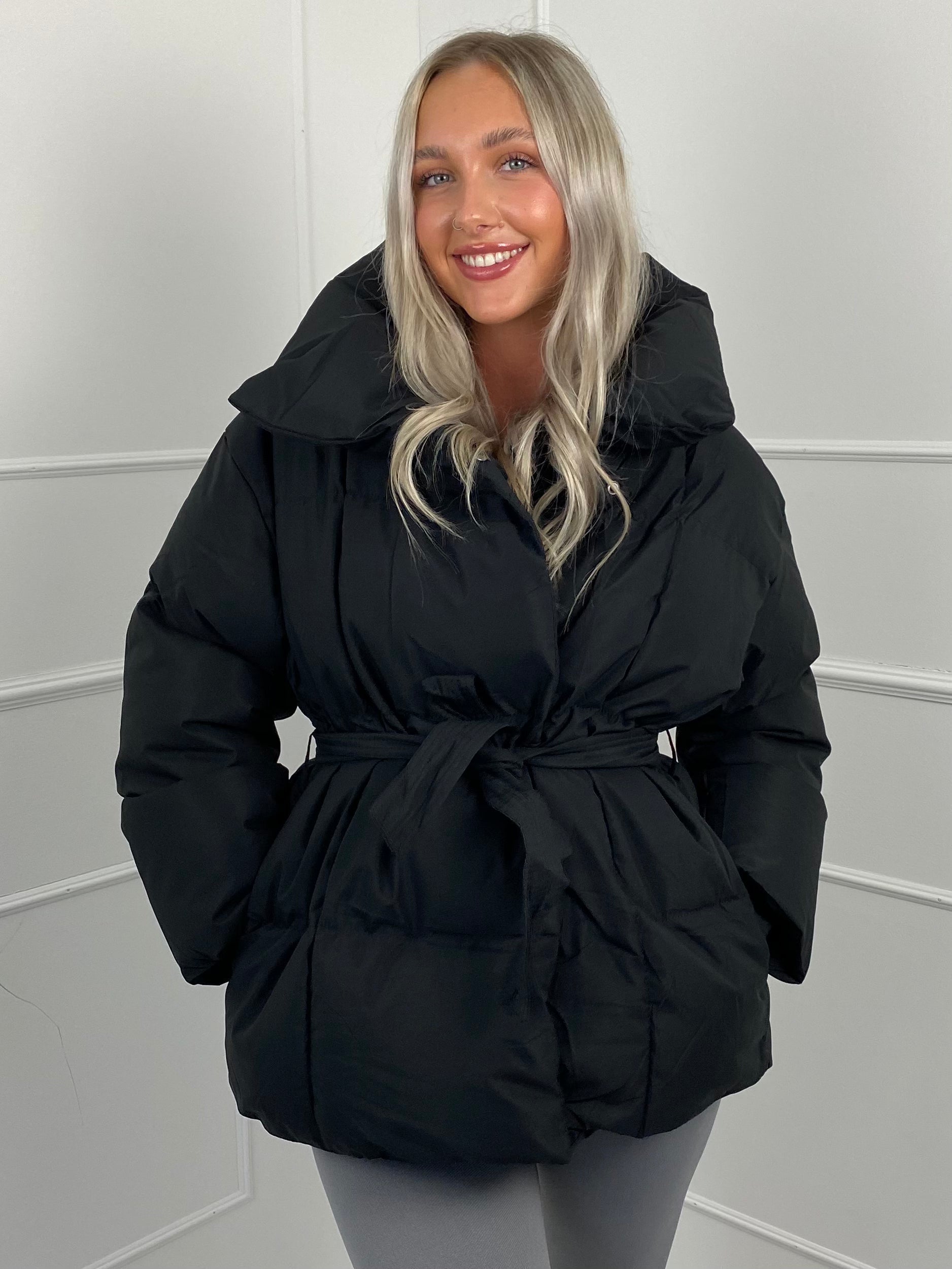 KARLY™ – KORT PUFFERJAKKE MED LOMMER I TALJEN