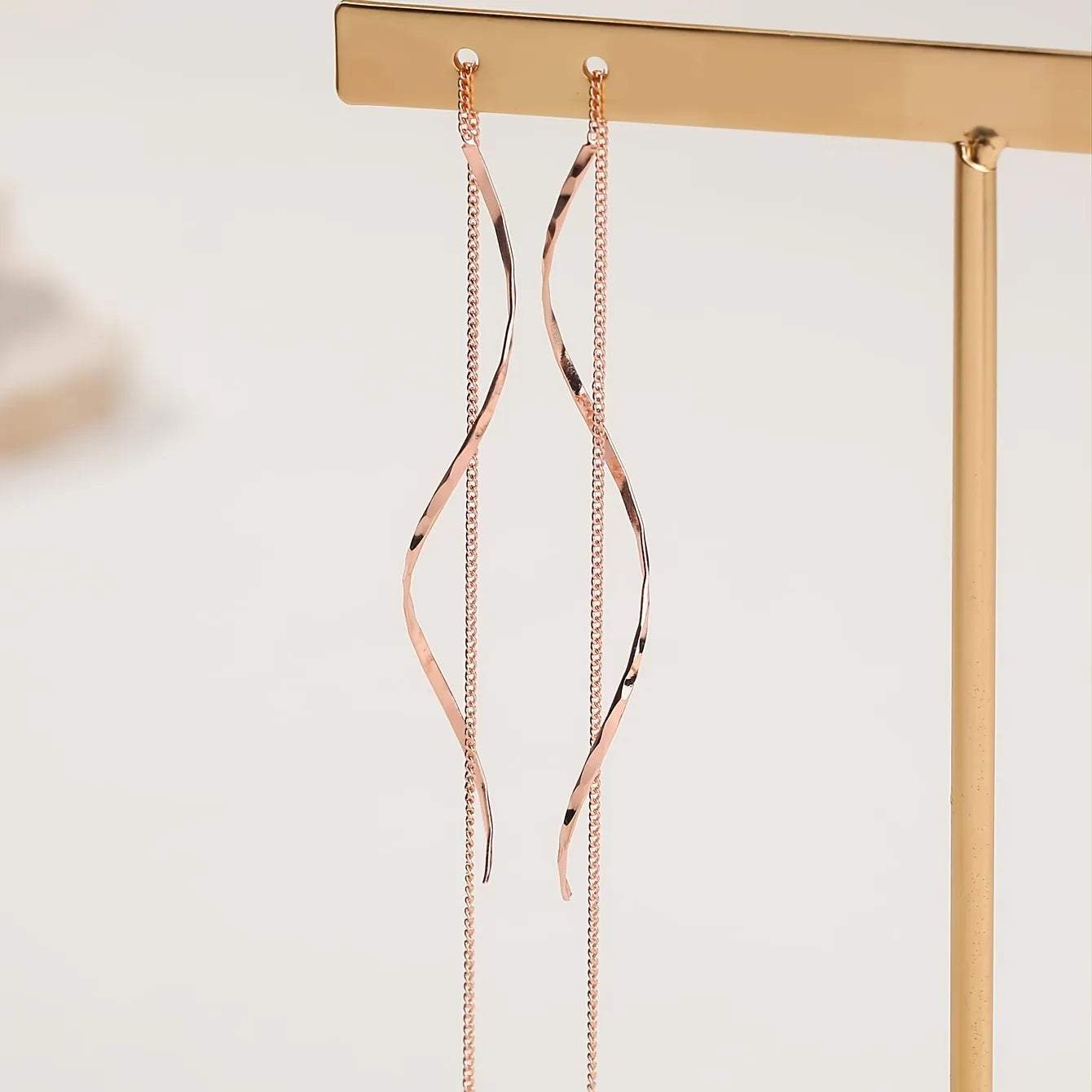Lange øreringe med bølget design