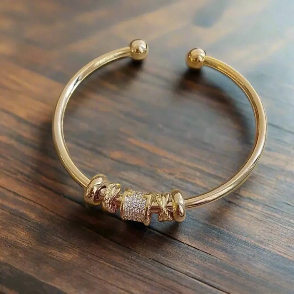 Justerbart armbånd med gyldne vedhæng
