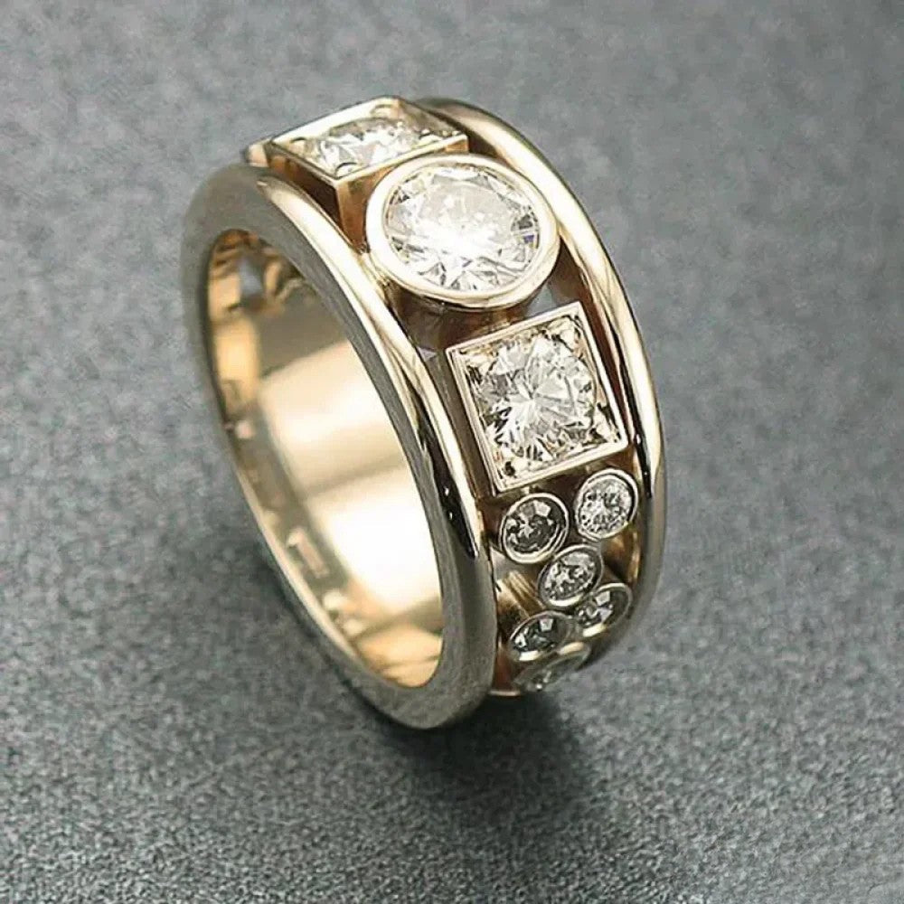 Guldring med Zirkonia i Antik Stil.